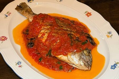 Дорадо на гриле в соусе путанеска