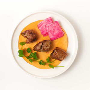 Шашлык из свиной шеи на пшеничной лепёшке с маринованной капустой по-гурийски