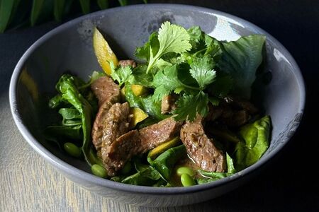 Салат с говядиной в арахисовом соусе