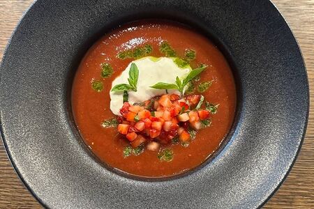 Гаспачо с клубникой и муссом из моцареллы
