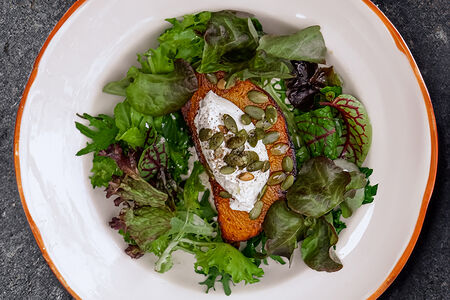 Тыква, тахини, рикотта и зелень