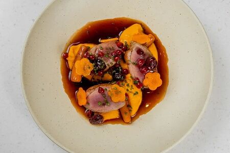 Утиное филе с кремом из жженой моркови, мочеными ягодами
