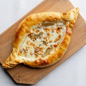 Хачапури Груша-горгонзола