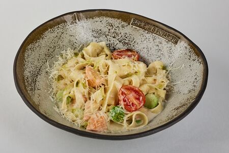 Домашняя паста с лососем и цукини в сливочном соусе