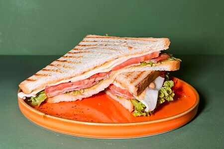 Сэндвич с беконом и сыром