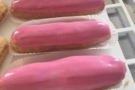 Эклер смородиновый