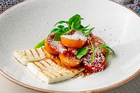 Салат Ассорти из томатов с жареным Адыгейским сыром