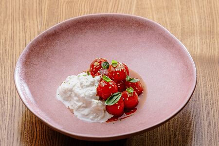 Маринованные томаты черри кимчи со страчателлой и базиликом