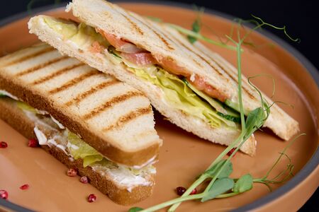 Сэндвич с лососем и крем-чизом