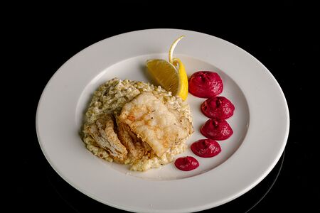 Жареная треска с булгуром и муссом из свеклы