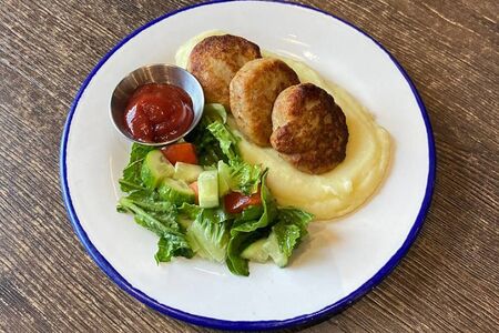 Куриные котлеты с пюре и свежими овощами