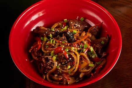 Лапша с говядиной и соусом Тай BBQ
