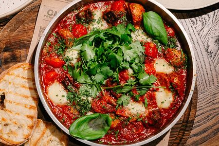 Вырезка говяжья с молодым картофелем, моцареллой, вешенкой в томатном соусе