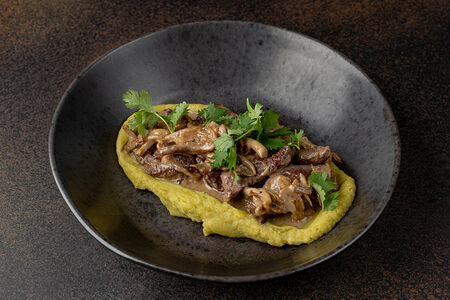 Говяжья вырезка с грибами в сливках, кунжутным соусом с пюре из зеленого гороха