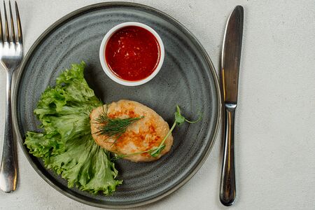 Куриная котлета с томатным соусом