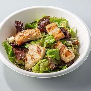 Зеленый салат с курицей и медово-горчичной заправкой 