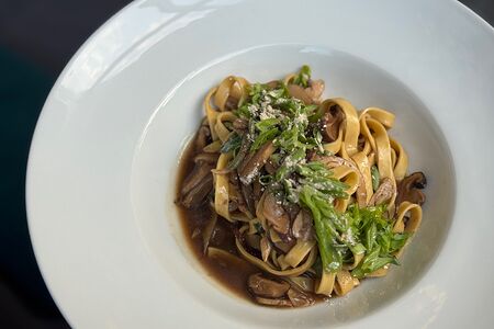 Паста с рваной говядиной и грибами шиитаке