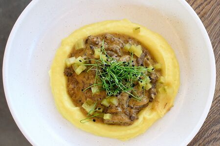 Бефстроганов с картофельным пюре и маринованными огурчиками