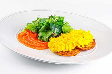 Драники с лососем и скремблом