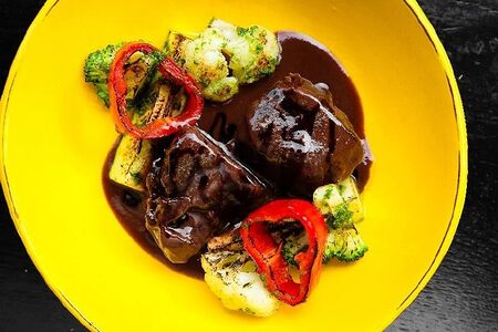 Томленые щеки с овощами на гриле