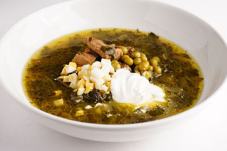 Зеленый борщ с говядиной