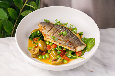 Филе дорадо с оливками, вялеными томатами и шпинатом