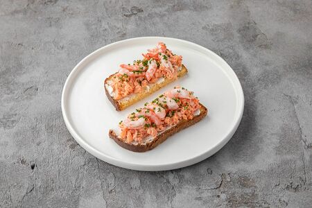 Брускетты на домашнем хлебе с креветками, сливочным кремом и раковыми шейками