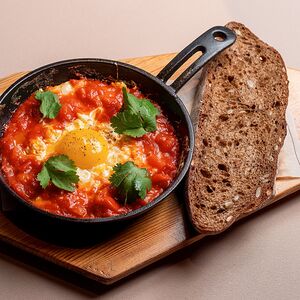 Шакшука с томатами и печеным перцем