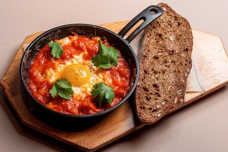 Шакшука с томатами и печеным перцем