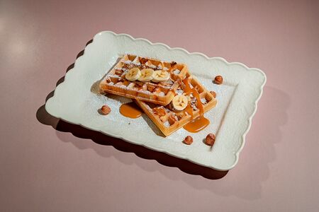Венские вафли с обжаренным бананом, соленой карамелью и фундуком