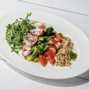 Салат с индейкой, руколой, томатами