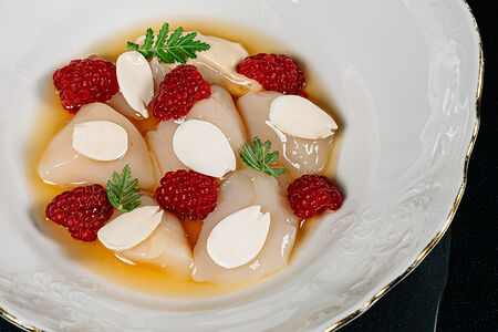 Гребешок, земляника и молодой миндаль