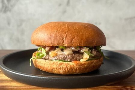 Бургер с острым ягодным джемом 