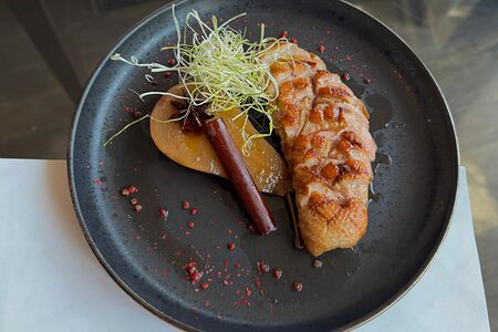 Филе утиной грудки с грушей