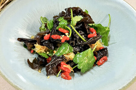 Грибы муэр с ягодами годжи