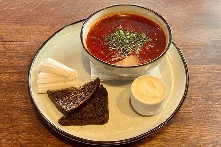 Борщ с говядиной, темным хлебом и салом 