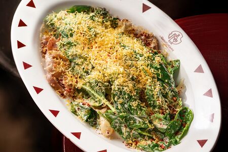 Салат с копченым окороком и шпинатом