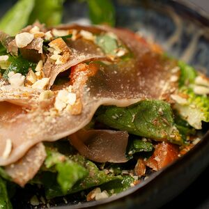 Груша с голубым сыром, томатами, пармой и медовым соусом