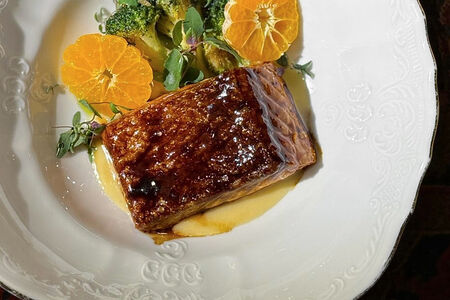 Филе лосося с брокколини и абрикосом