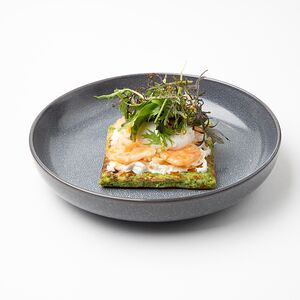 Вафля из цукини с креветками и страчателлой, яйцом пашот и микрозеленью