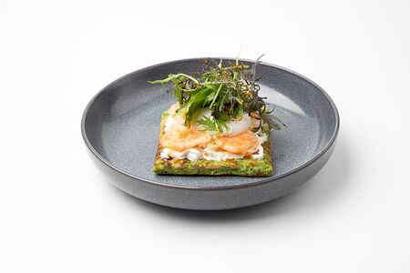 Вафля из цукини с креветками и страчателла, яйцом пашот и микрозеленью