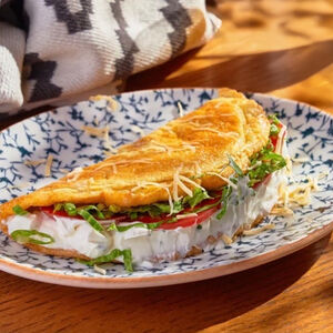 Омлет с томатами и творожным сыром