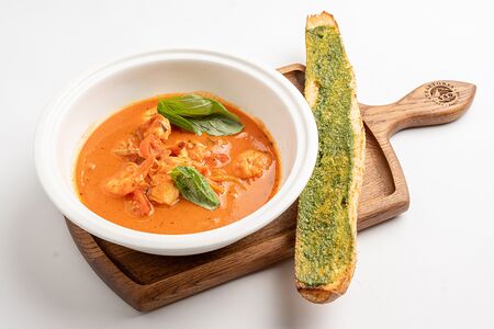 Соте морепродуктов на двоих в сливочно-томатном соусе 