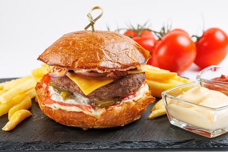 Биф бургер с беконом барбекю