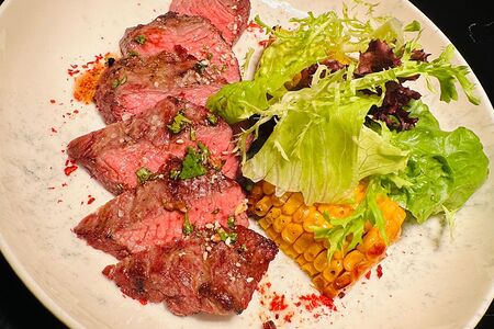 Стейк флэнк с кукурузой и салатным миксом 