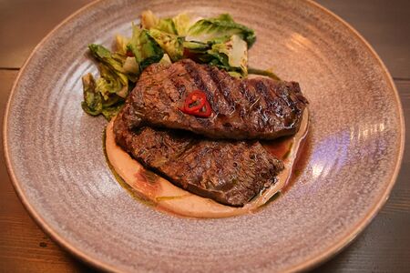 Стейк с жареным романо и ореховым соусом