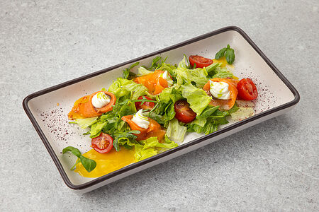 Салат с форелью и соусом манго-чили