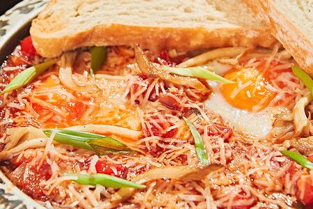 Шакшука с копчеными колбасками и пармезаном