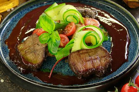 Медальоны из говядины с овощами