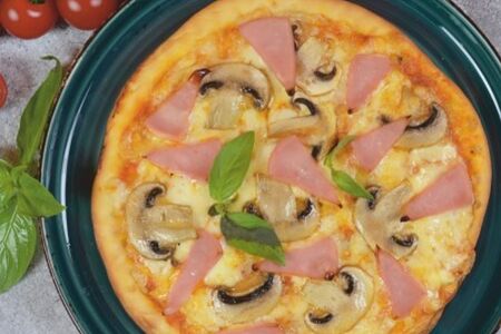 Пицца с сыром, ветчиной и грибами